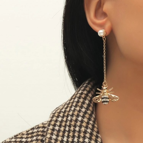 Kathrono Jewelry - 🐝 Faux Pearl Bee Dangle Earrings 🐝